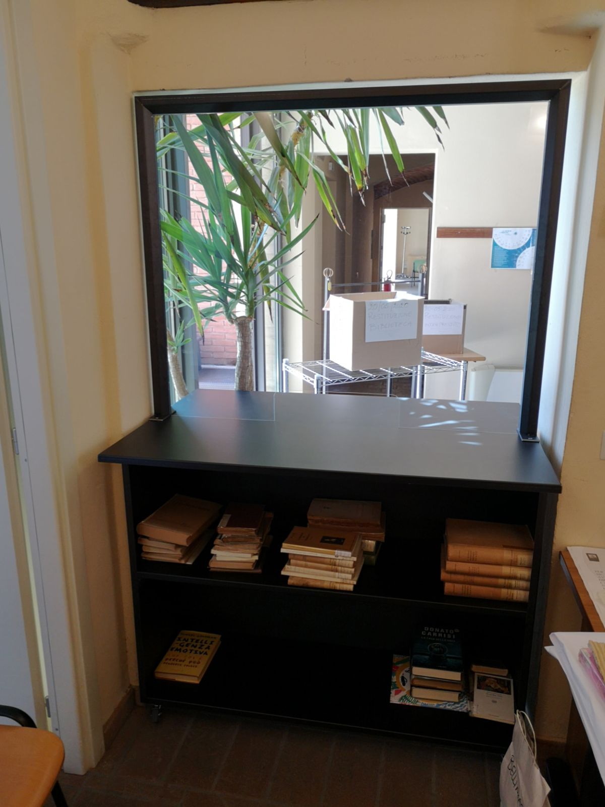 Libreria espositiva nera su misura