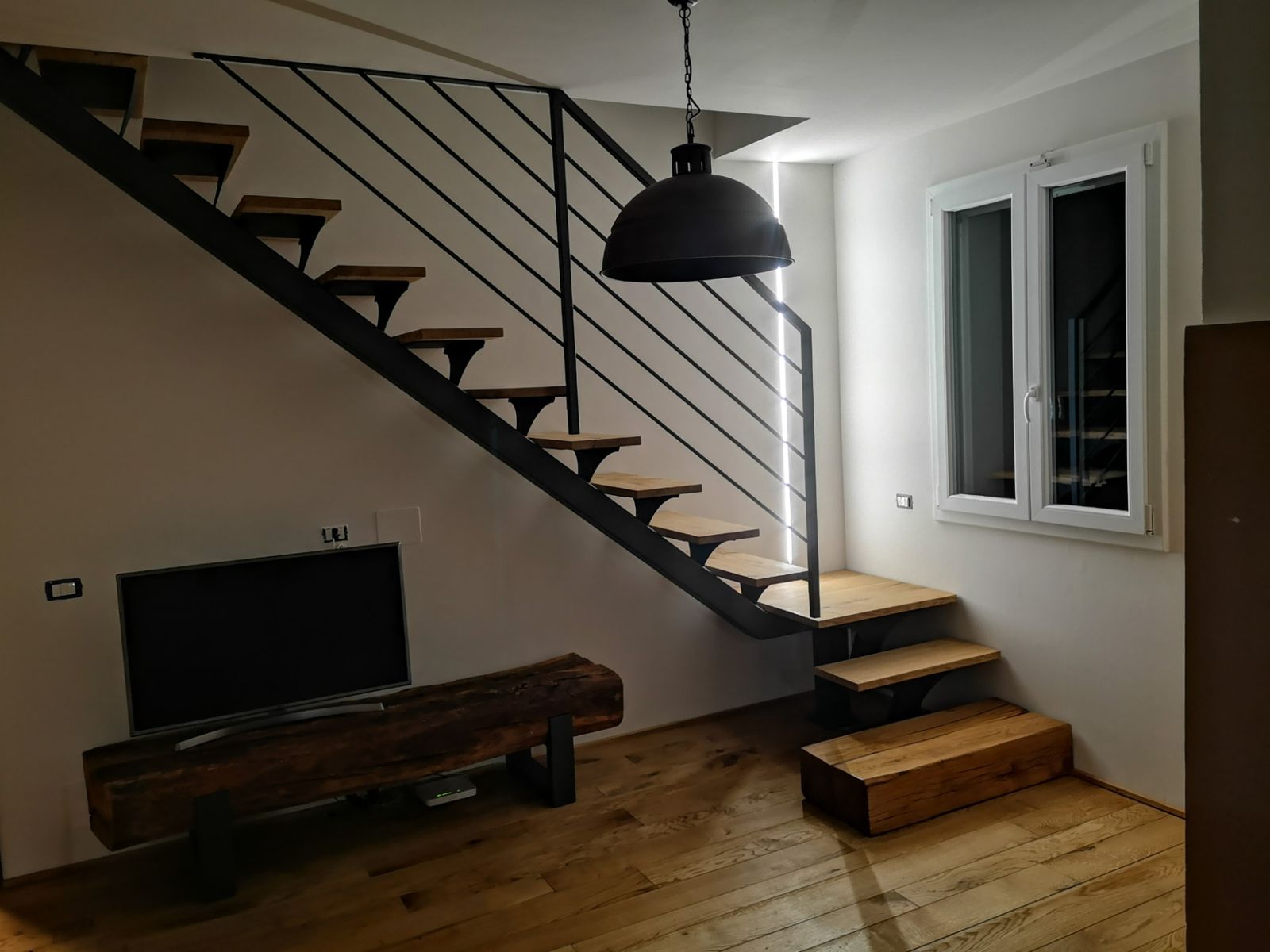 Scala a giorno con gradini in legno