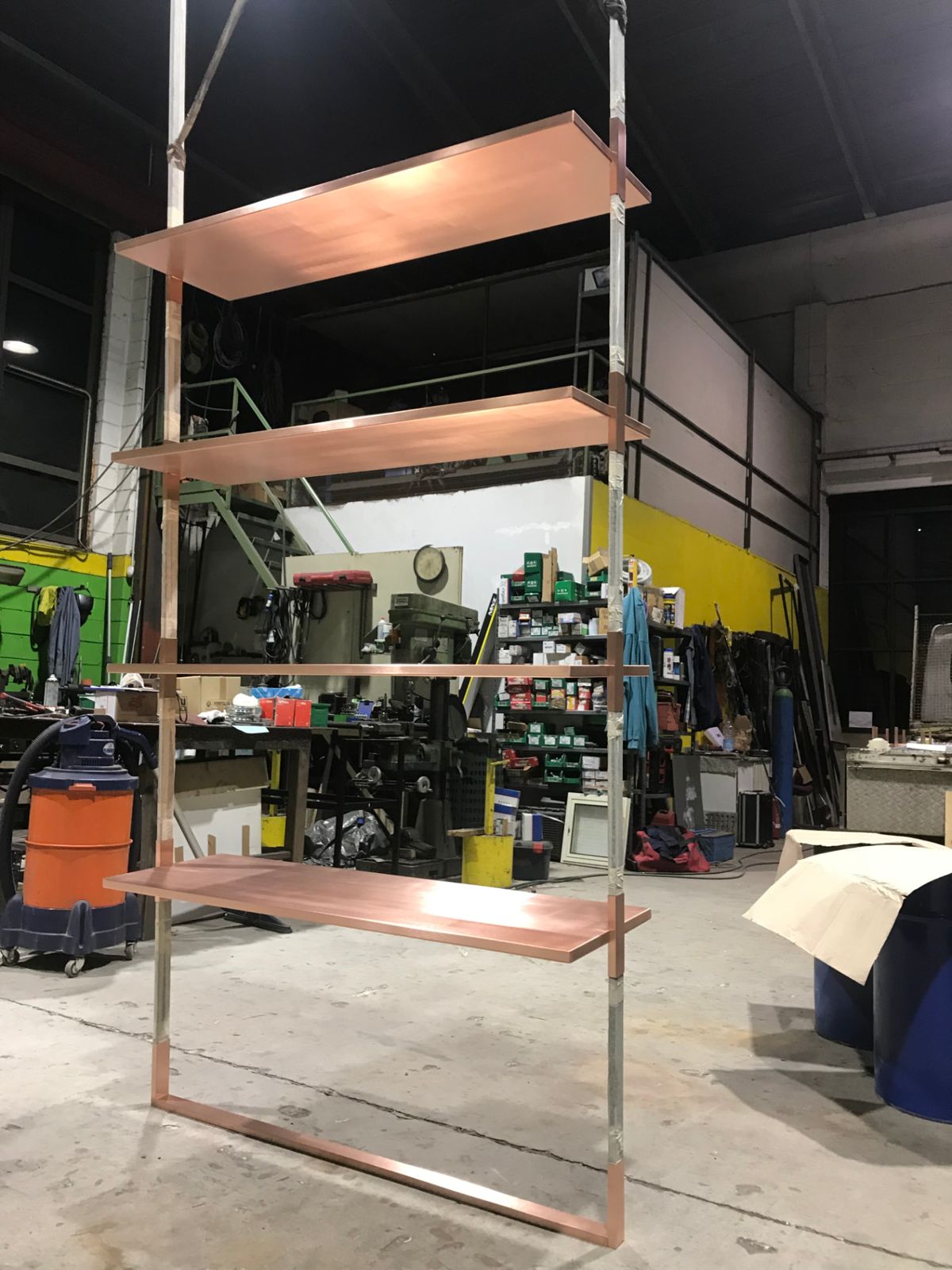 Scaffalatura con ripiani in rame