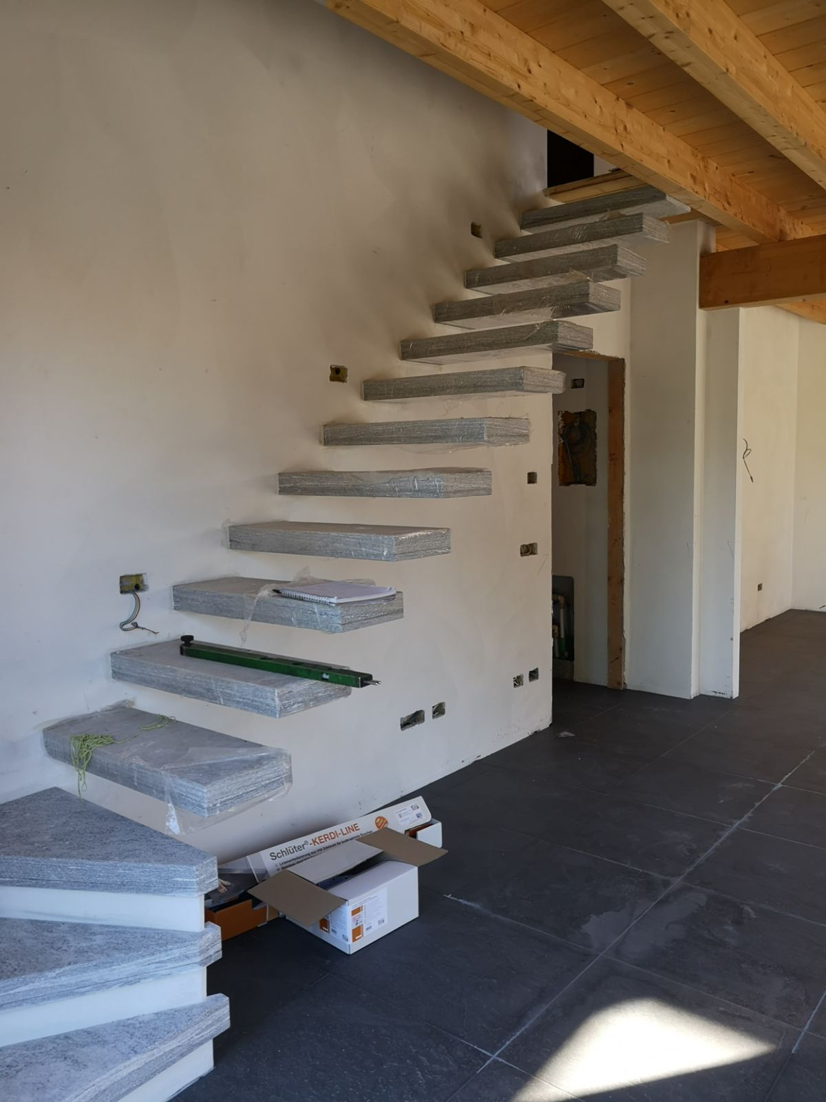 Scala a sbalzo con gradini a parete
