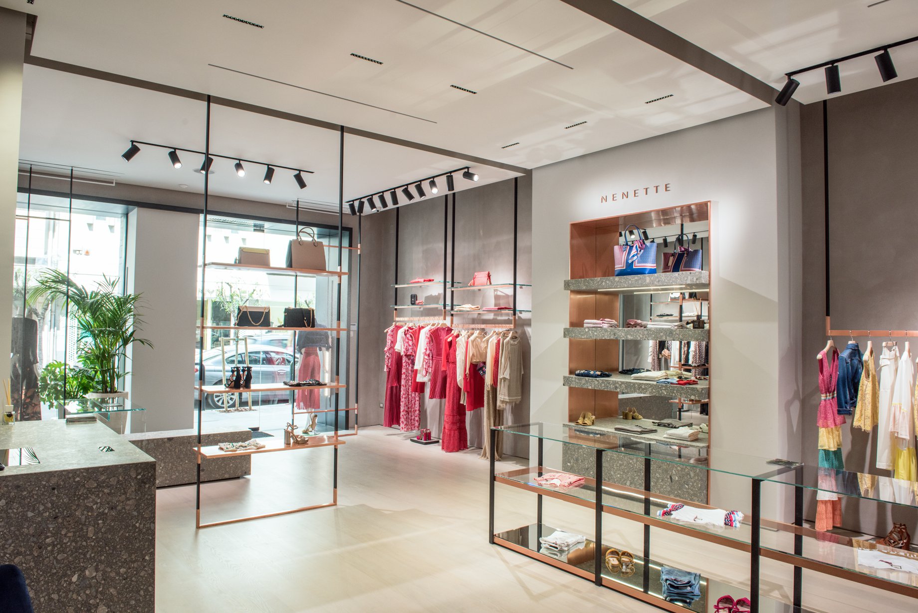 Showroom di alta moda con espositori in metallo e rame