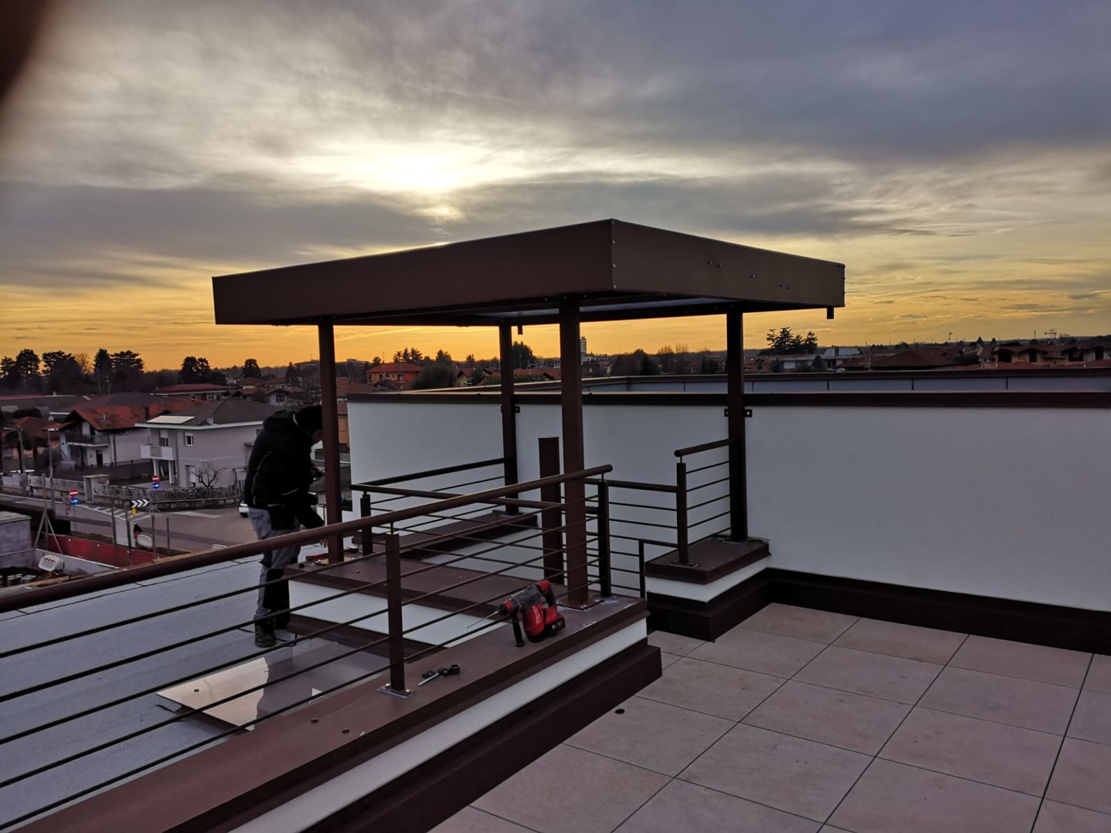 Pergolato con parapetti su terrazza