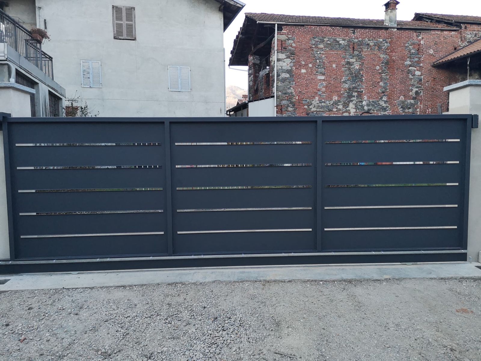 Cancello scorrevole antracite a doghe