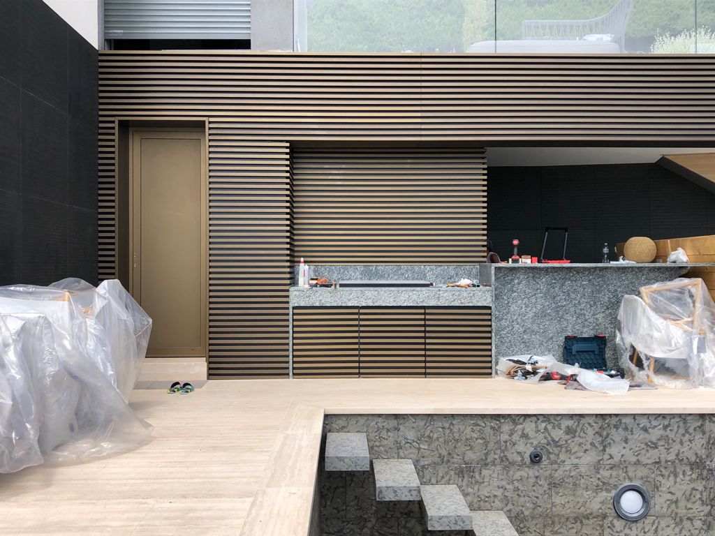 Rivestimento a listelli bronzo per area outdoor