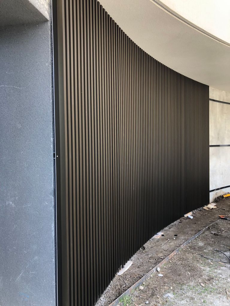 Facciata curva a lamelle verticali bronzo scuro