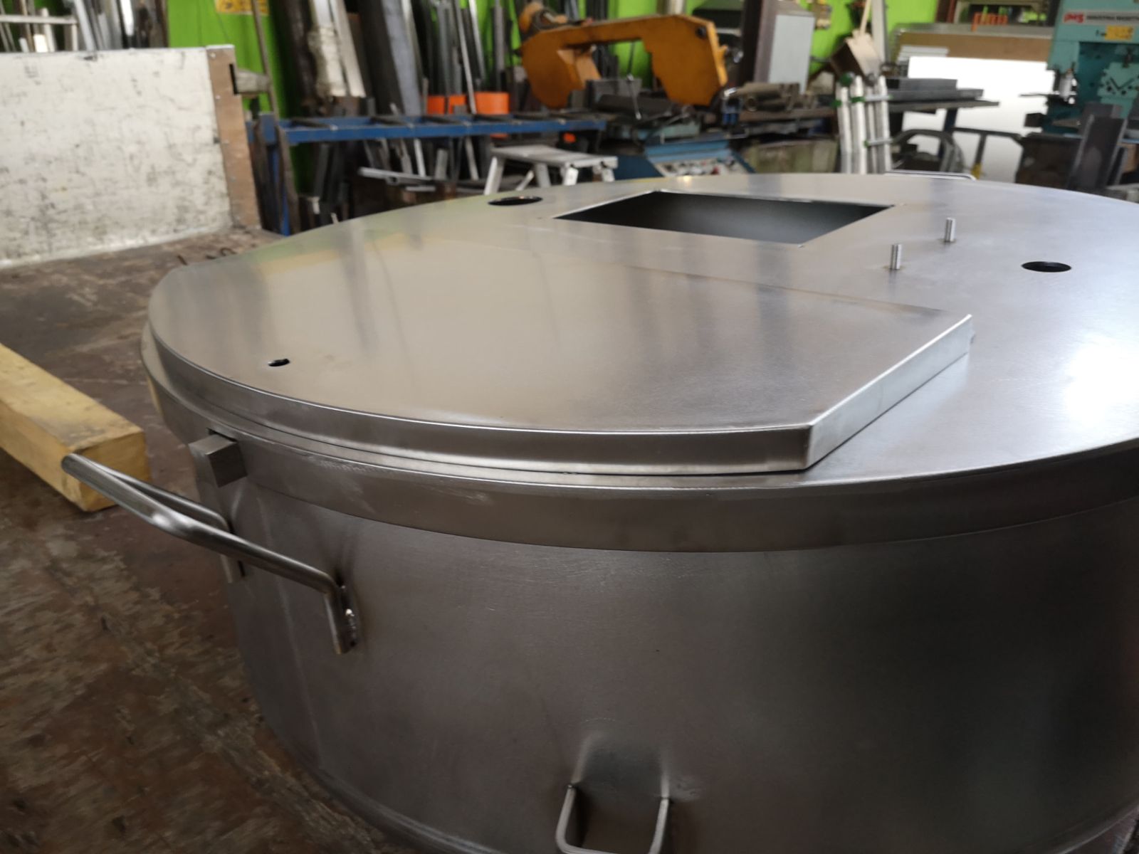 Serbatoio inox con coperchio sagomato
