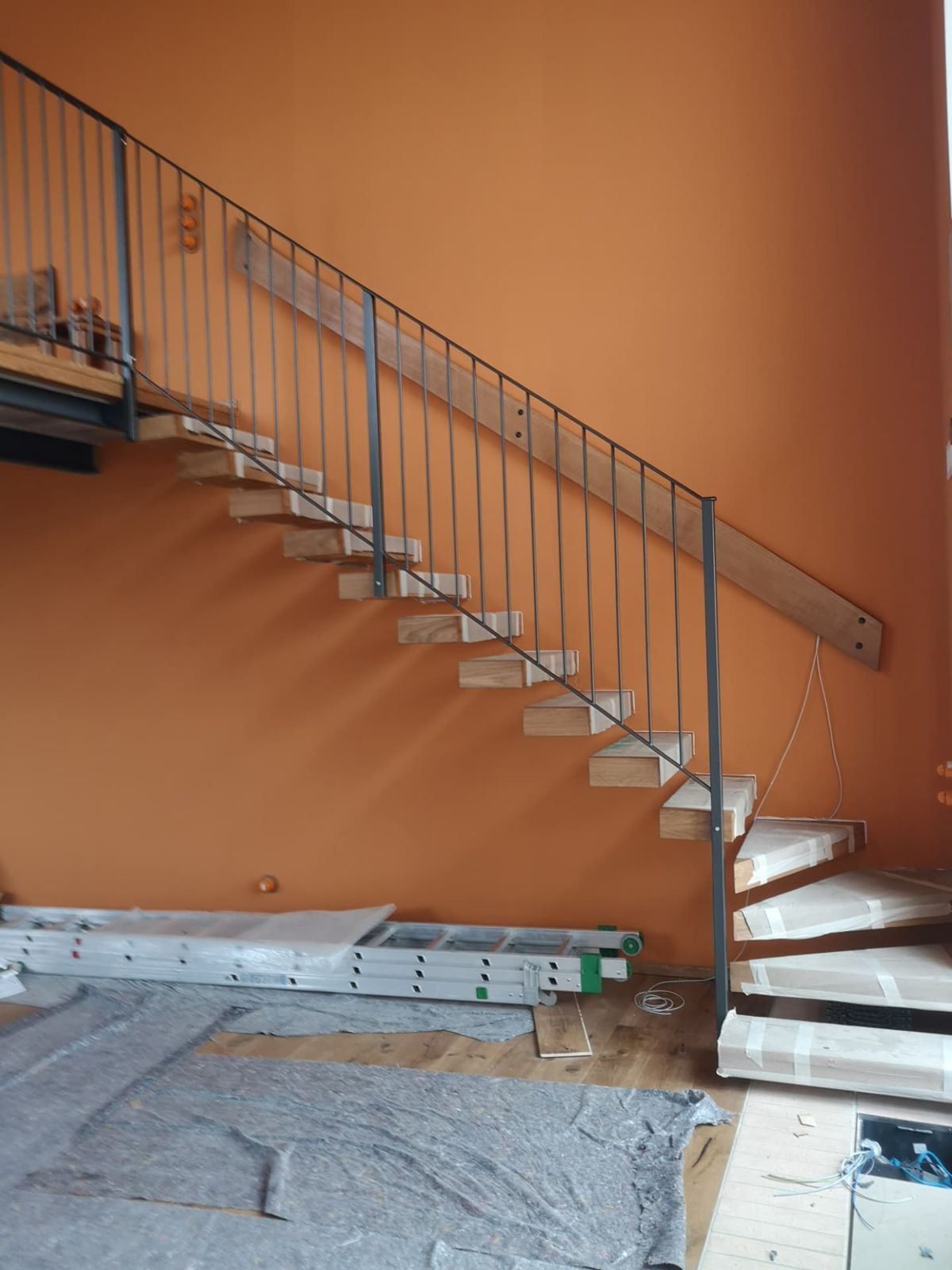Scala interna con parapetto in ferro
