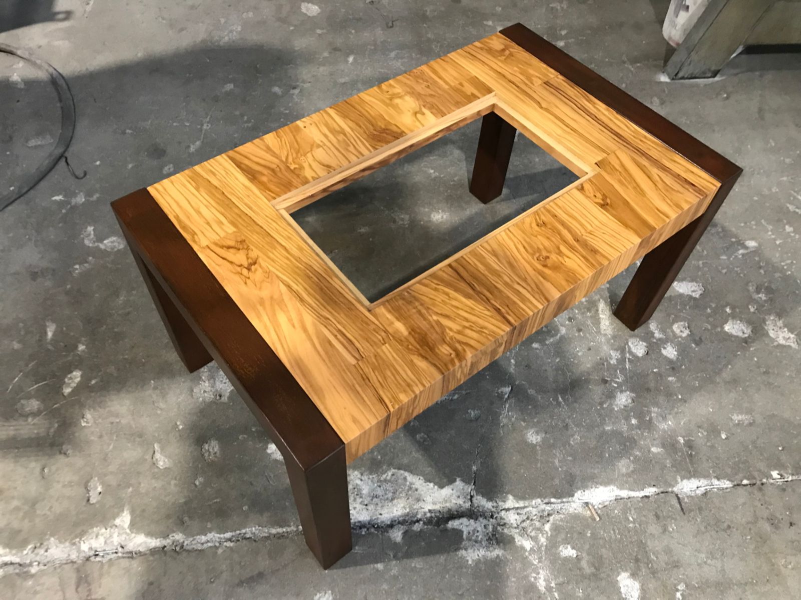 Tavolino in ferro brunito e legno d'ulivo