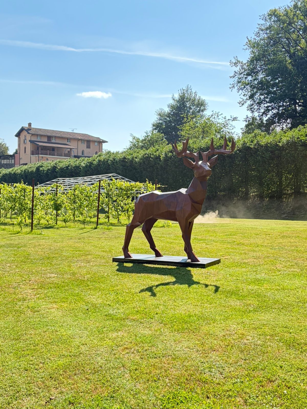 Scultura poligonale di cervo in corten in un parco
