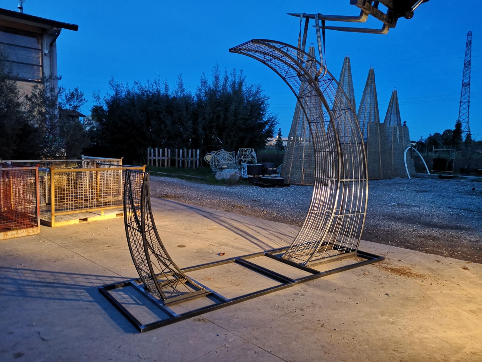 Grande installazione a falce di luna in traliccio metallico