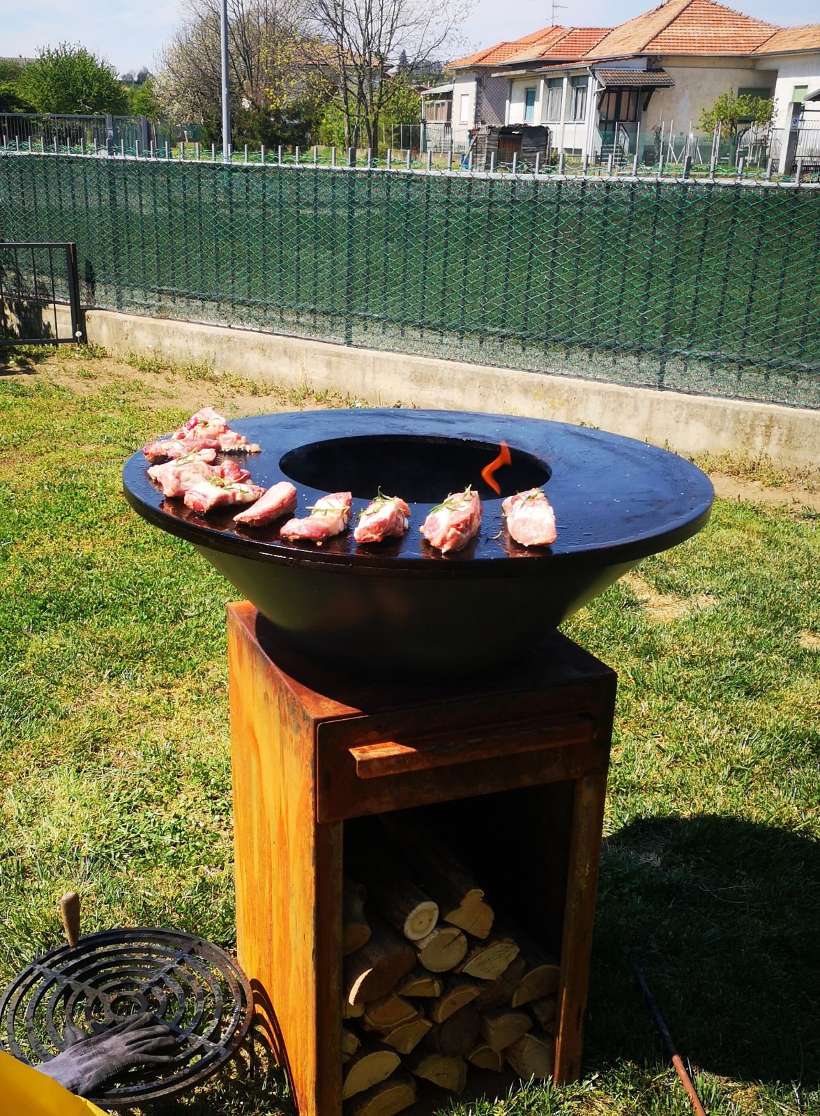 Barbecue braciere con base in corten